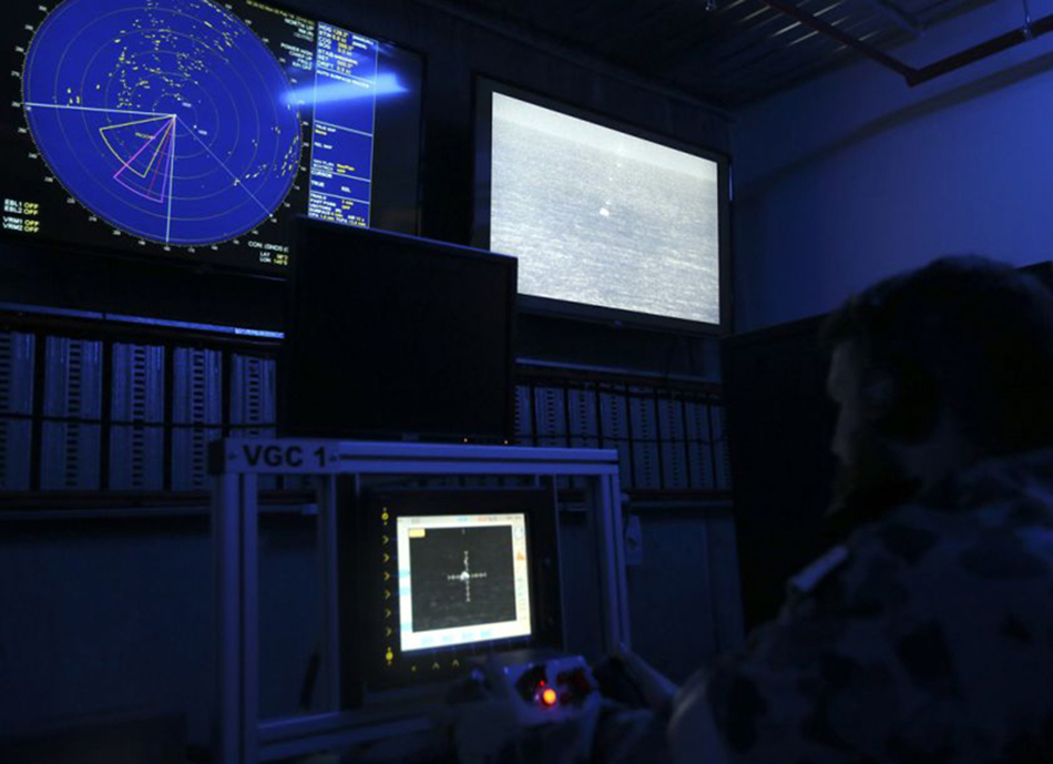 测试站内可见多种传感器显示屏,包括光学和雷达传感器.