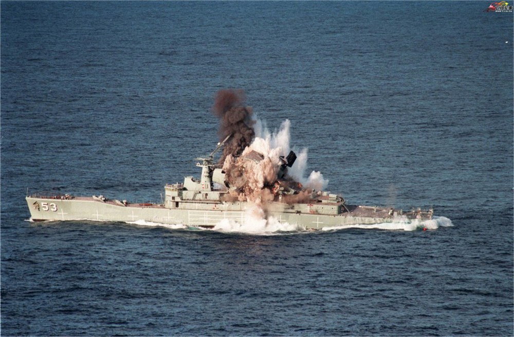 大场面澳大利亚海军退役驱逐舰遭mk48重型鱼雷腰斩