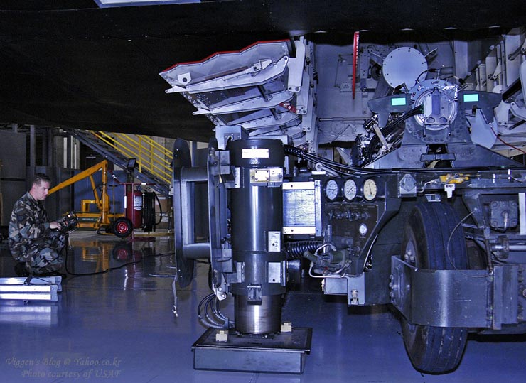 资料图:美国空军b-2"幽灵"隐身轰炸机弹仓. ■3.