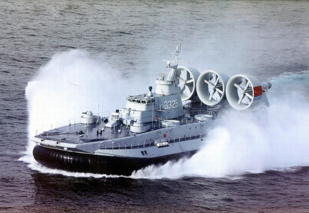 两艘欧洲野牛级气垫船并列停靠庞大身躯非常壮观2