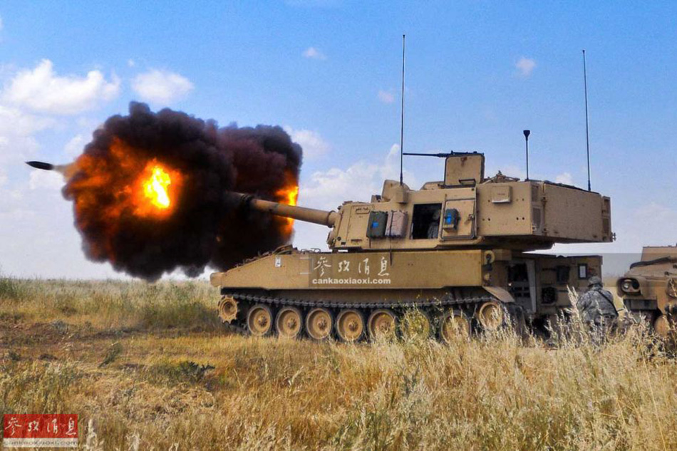 图为m109自行火炮低仰角开火瞬间.