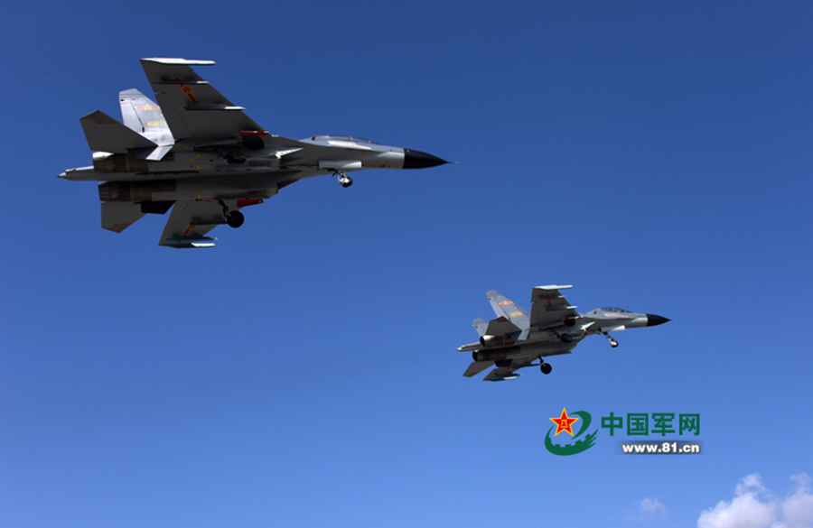 西部战区空军航空兵某团数架歼-11战机开展自由空战对抗训练(2)