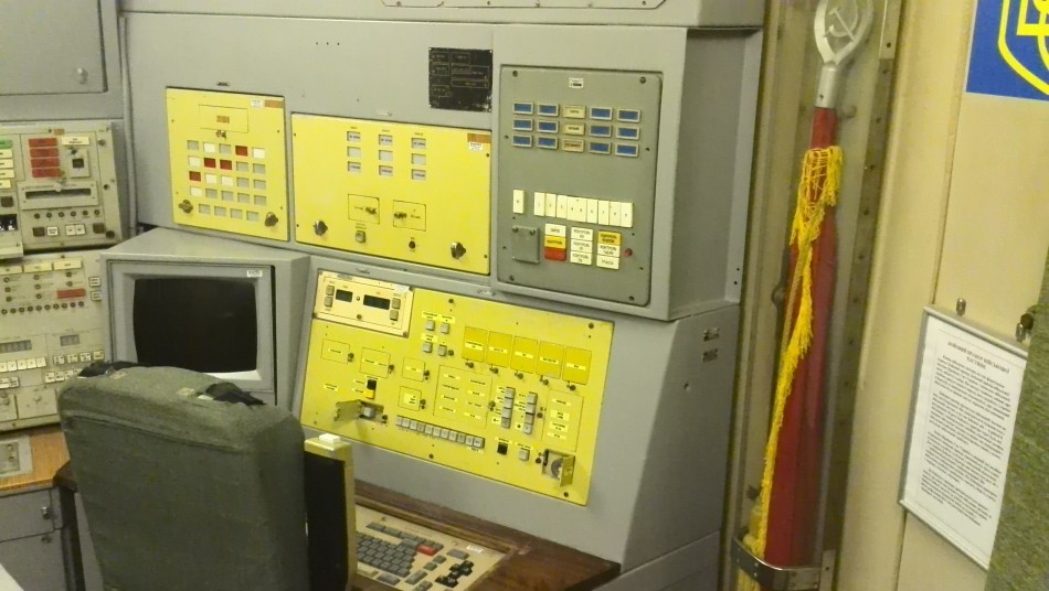 二号控制员的位置.发射导弹必须两个人一起操作.