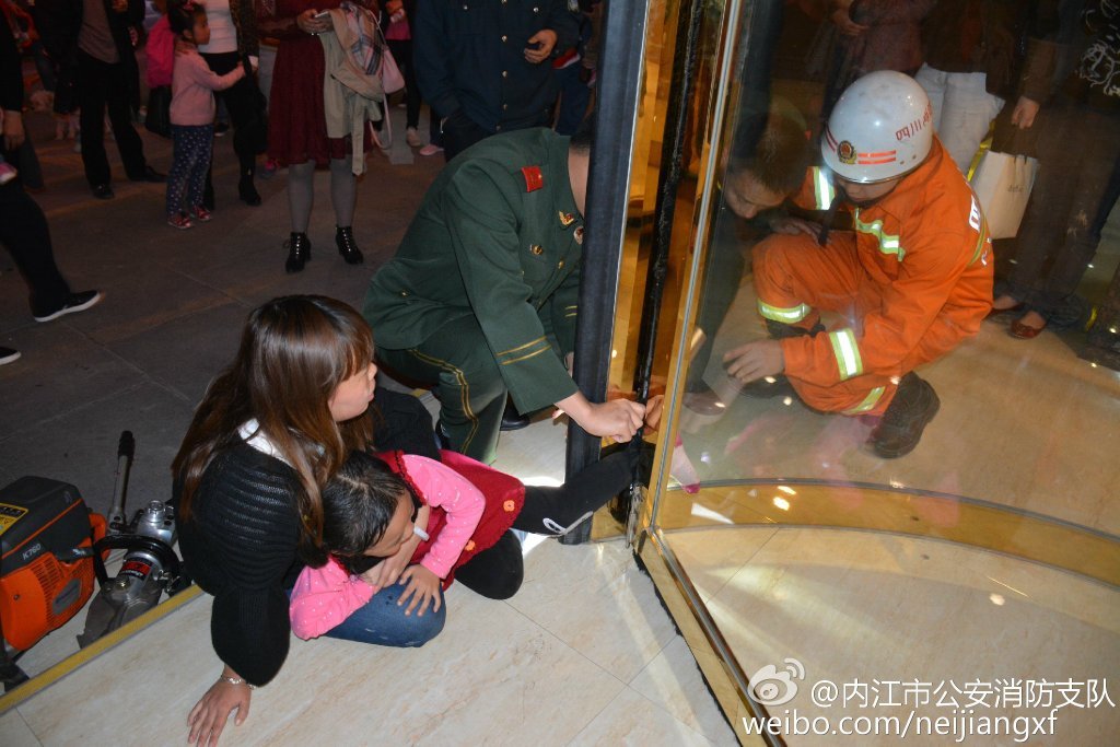 4月2日晚上8时许,在内江市东兴区某酒店,一名小女孩的脚被旋转玻璃