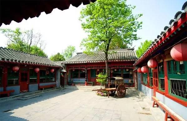 在元代正式建都北京后,开始大规模规划和建设都城,四合院就与北京的