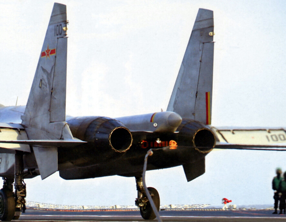 辽宁舰训练新照实拍歼15舰载机蓄势待发3