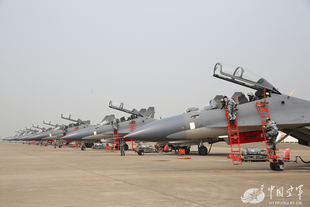 解放军苏30重型战机象步游行场面提气