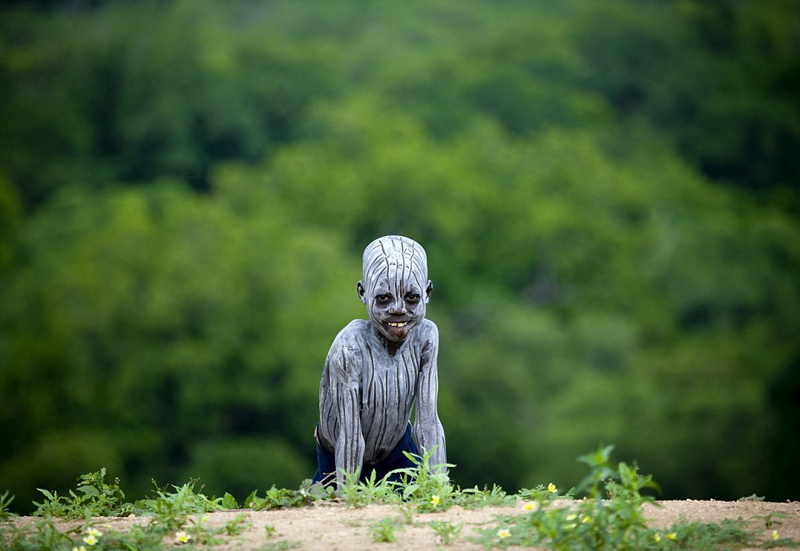 来源标题:摄影师拍世界各部落妆容 大胆展风俗 巴布亚新几内亚:现代