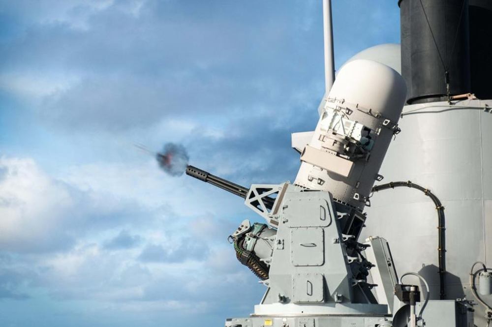 "密集阵"20毫米6管近防炮射击