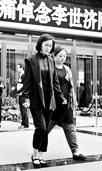 跟李老师的教学传艺分不开虽然没有拜过李世济,但老师病重期间,张火丁