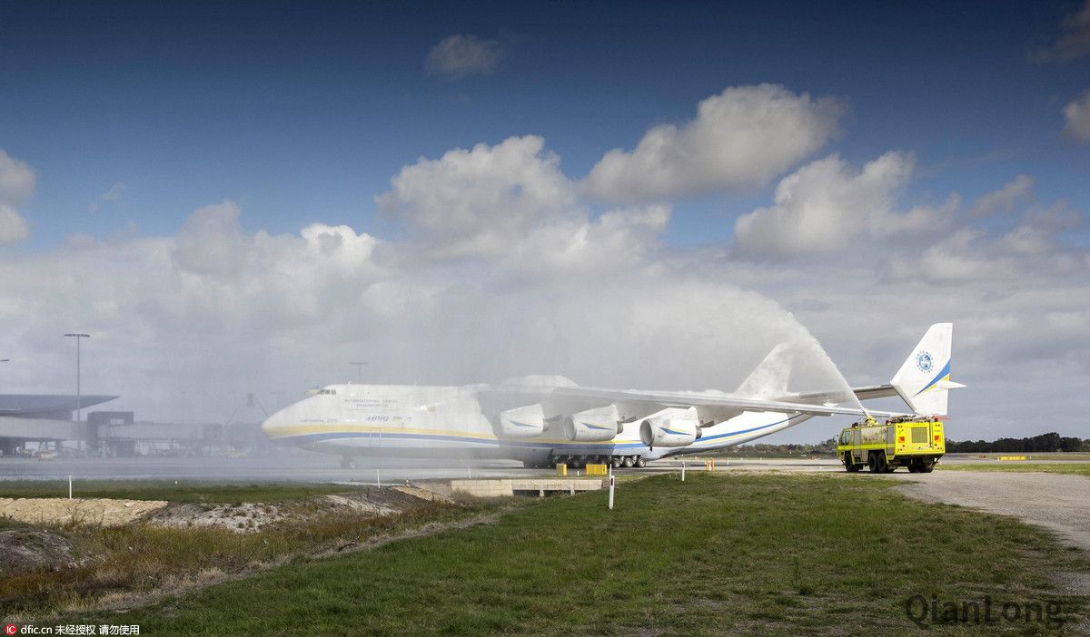 世界最大安-225"梦想"运输机首降澳洲 万人争睹着陆情景(2)