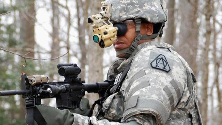美军测试头戴夜视镜与步枪热成像瞄准器无线连接不抵肩即可射击