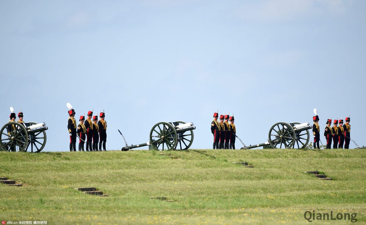 英国女王视察皇家炮兵军营纪念皇家炮兵成立300周年2