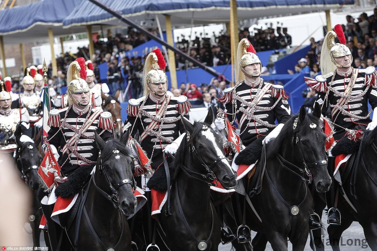 意大利国庆70周年首都罗马举行盛大阅兵庆典三色箭飞行表演队亮相2