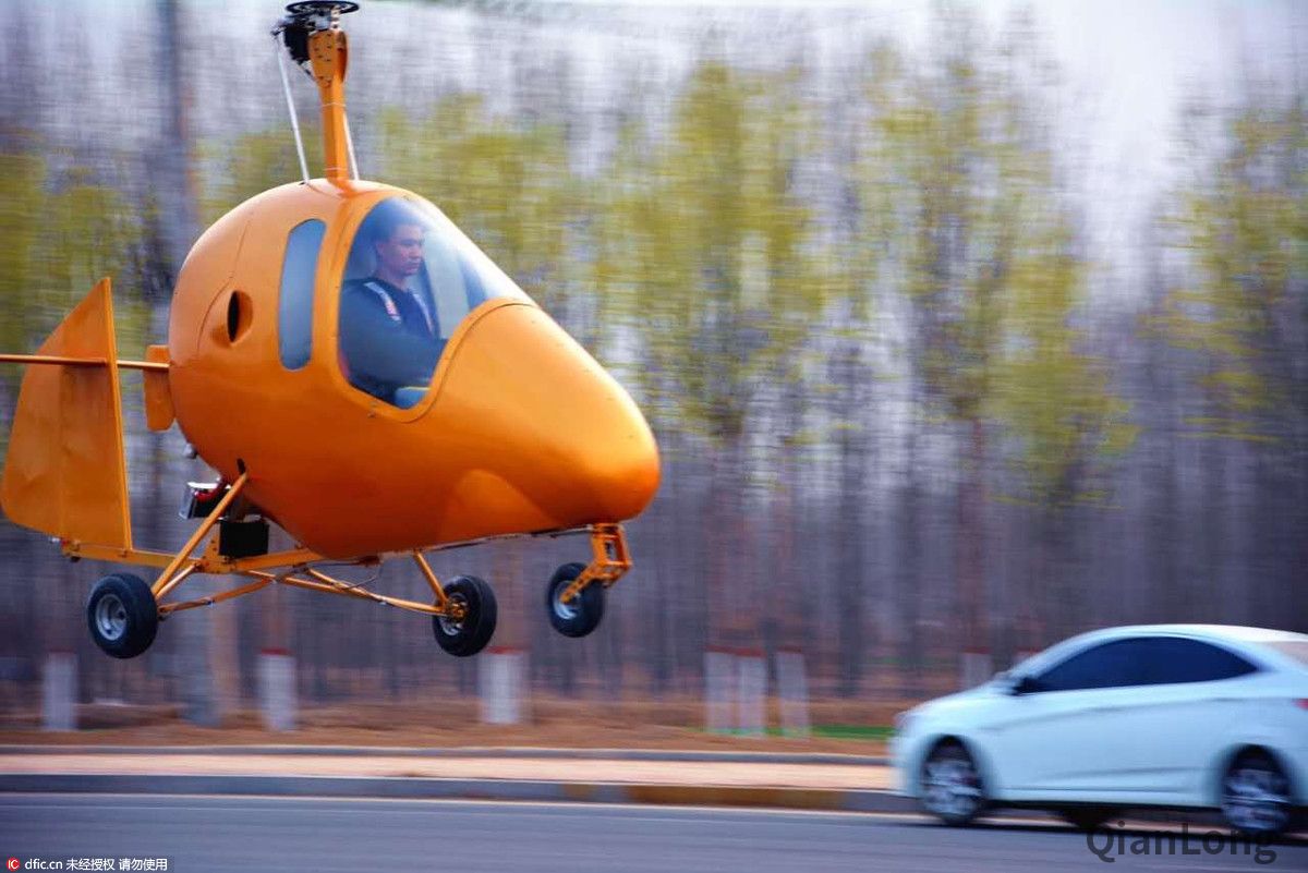 85后初中毕业青年驾自制旋翼机"保刚"成功试飞