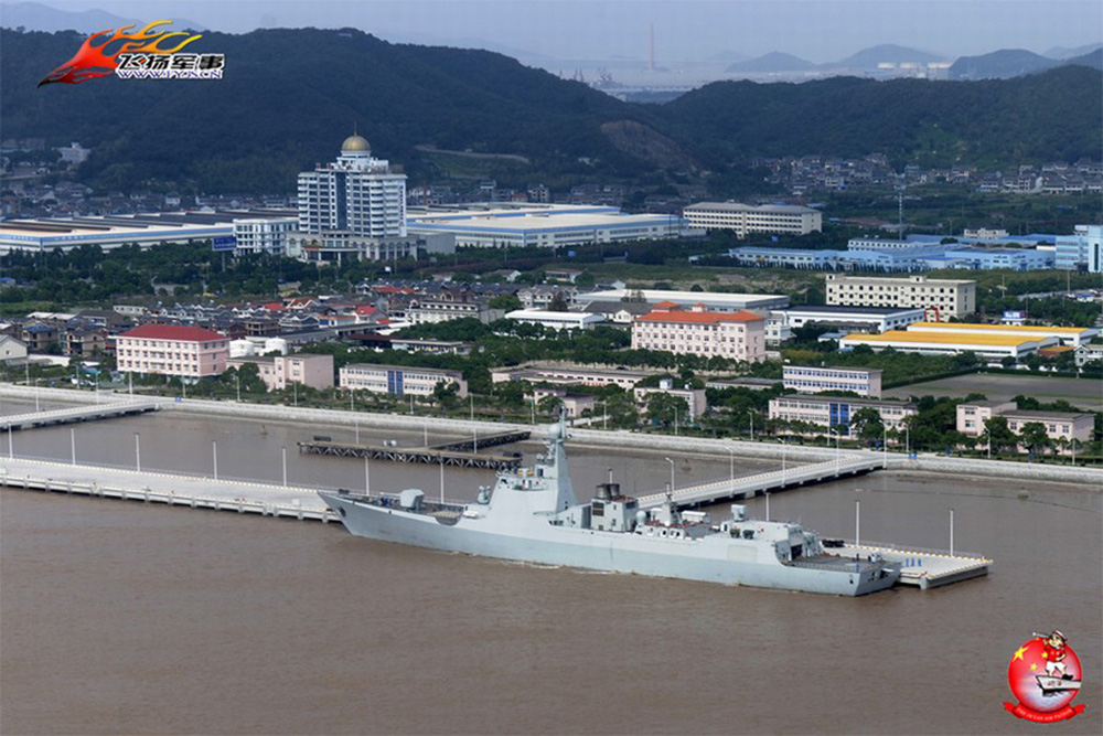 图为在码头停靠的052d驱逐舰,当时还未刷涂舷号.(摄影:巡海) (2)