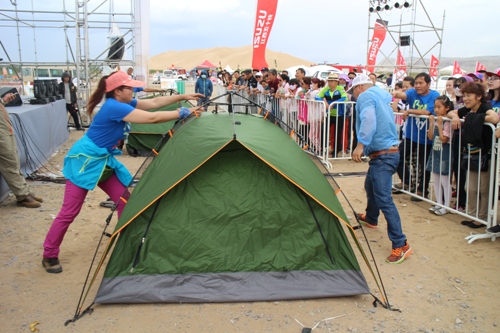 搭帐篷比赛看上去简单,但是对于没有户外露营经验的人来说,能在短时间