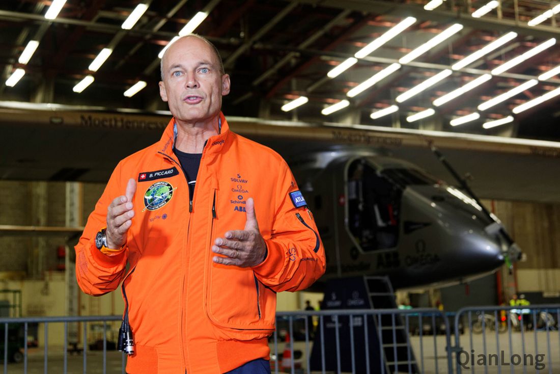 cfp486862500 当地时间2016年6月20日,美国纽约,飞行员皮卡德进入飞机