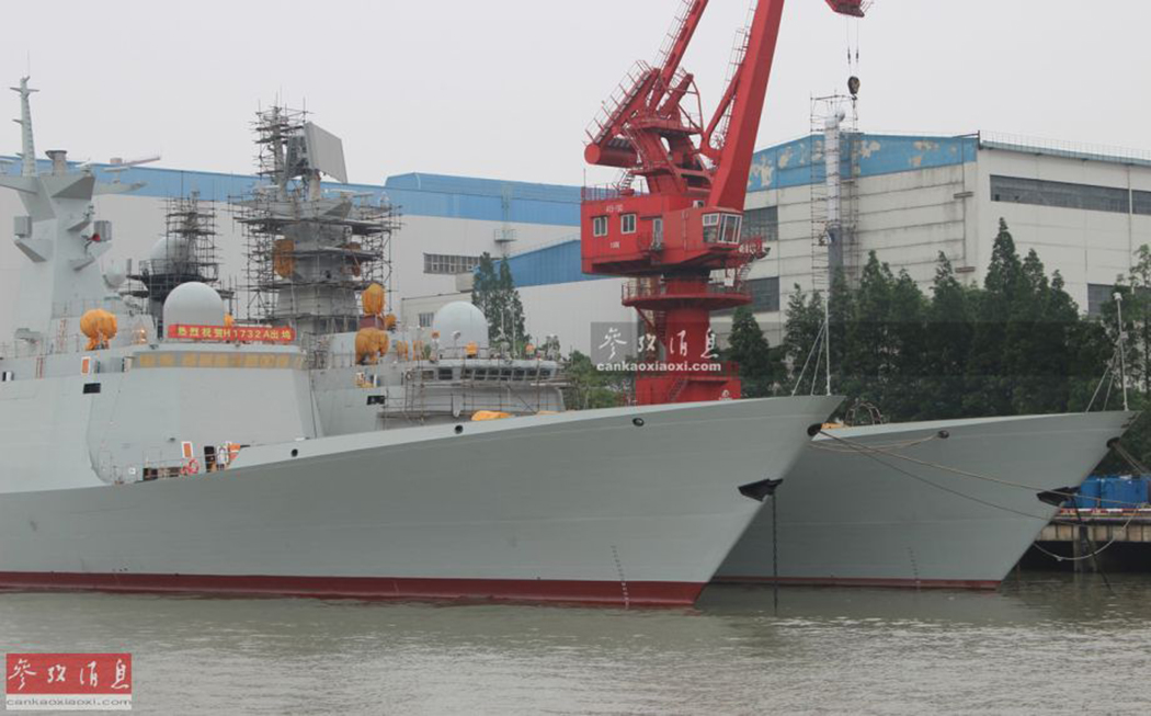 2艘新054a型护卫舰舰艏特写.