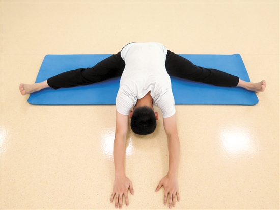 坐角式八字扭转式头倒立战士一式男人热爱瑜伽,爱到获得专业瑜伽教练