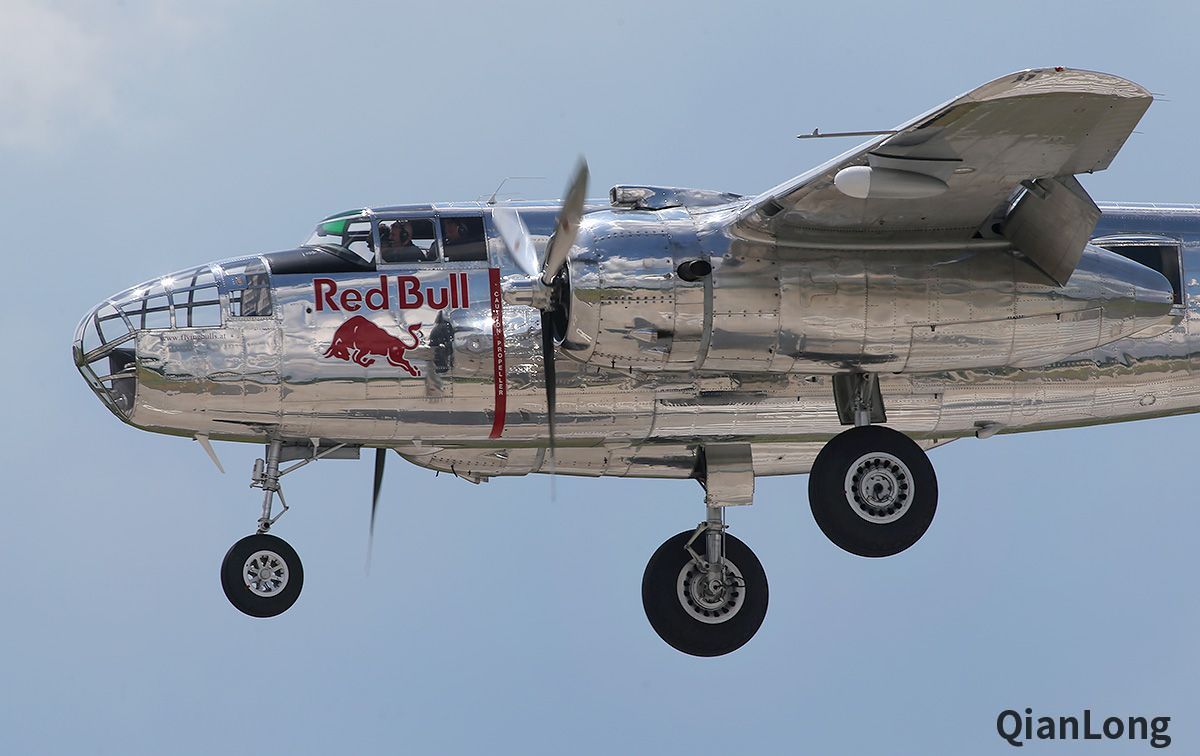 来自红牛机队的b-25轰炸机.