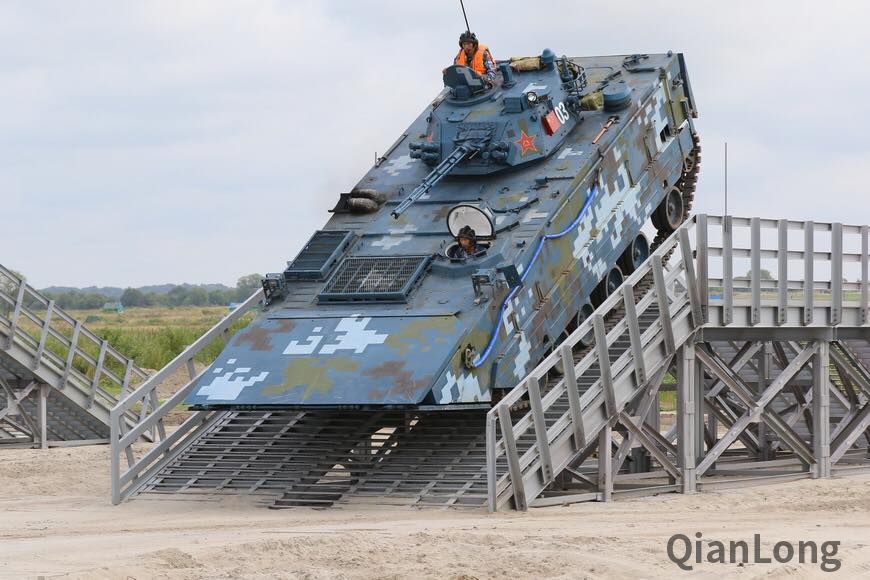 正在进行场地适应的zbd-05(05式)两栖步兵战车.