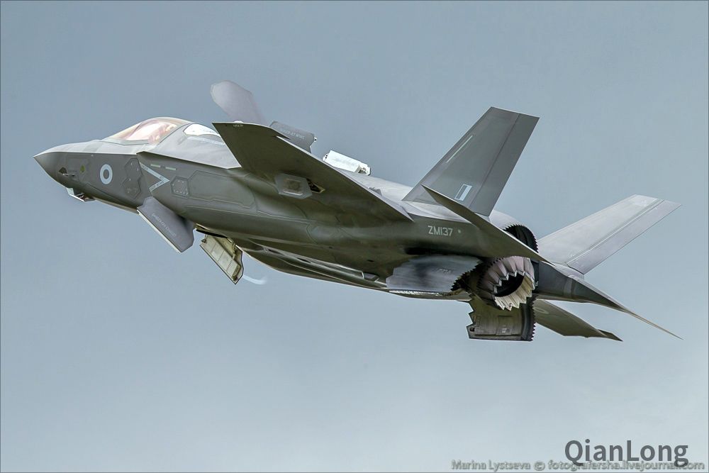 f-35b"闪电"ii战斗机调整航向.