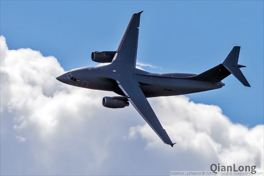 进行飞行表演的安-178运输机.