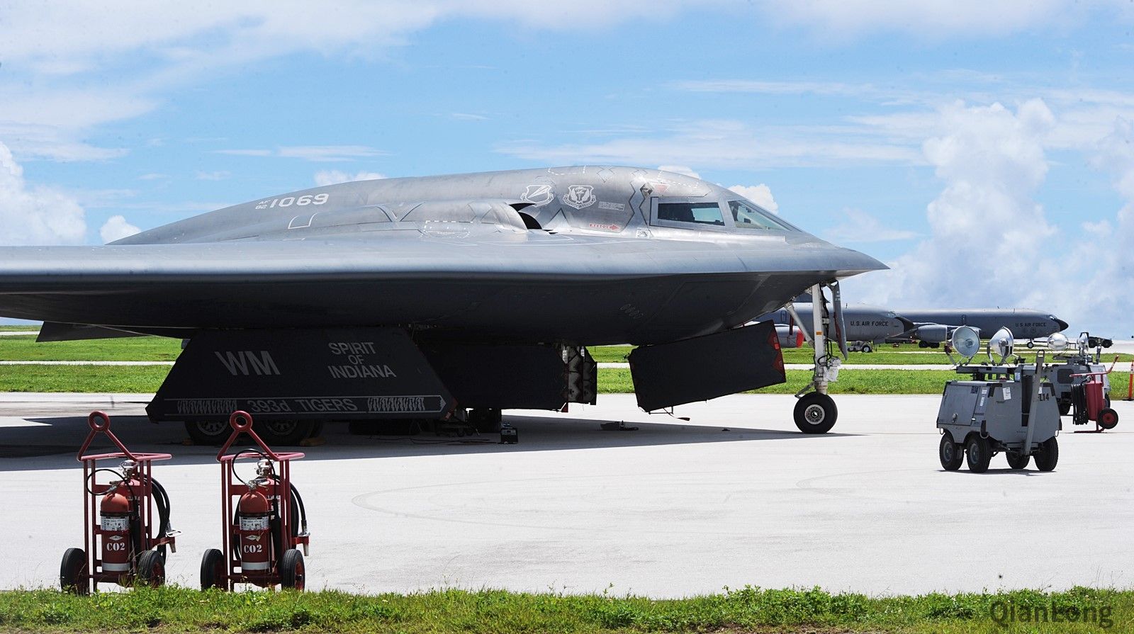 b-2轰炸机冒雨起飞 机务人员赤膊指挥(2)-千龙网·中国首都网