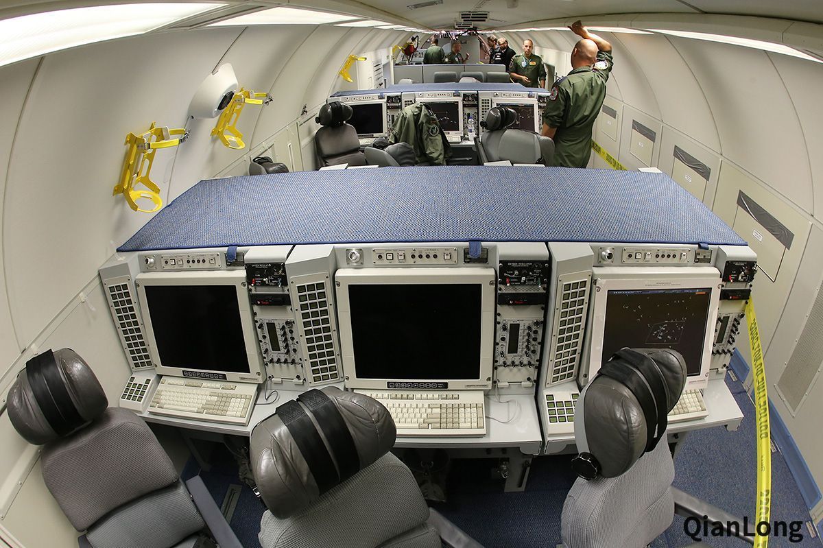 资料图:e-3"望楼"预警机内部操作台.