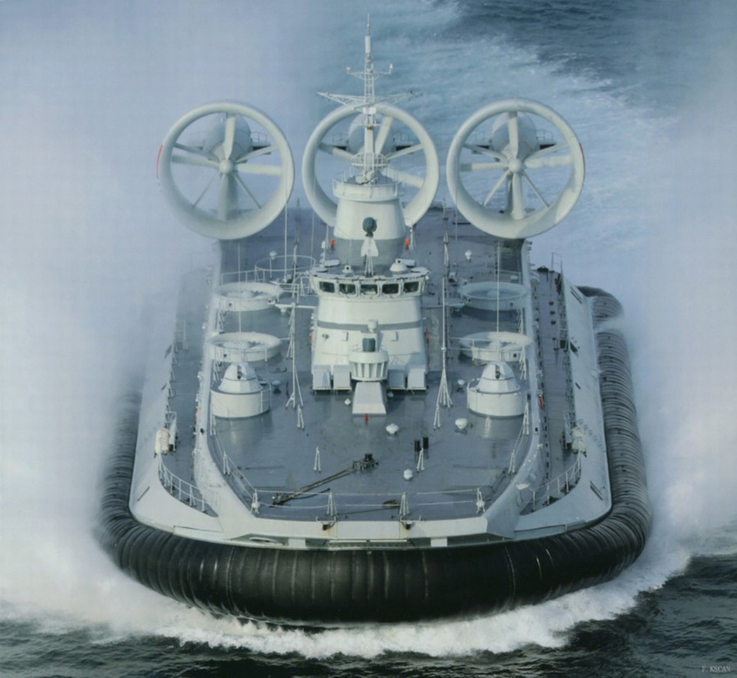 南海舰队"野牛"级气垫船首次进行远距离突击登陆演练