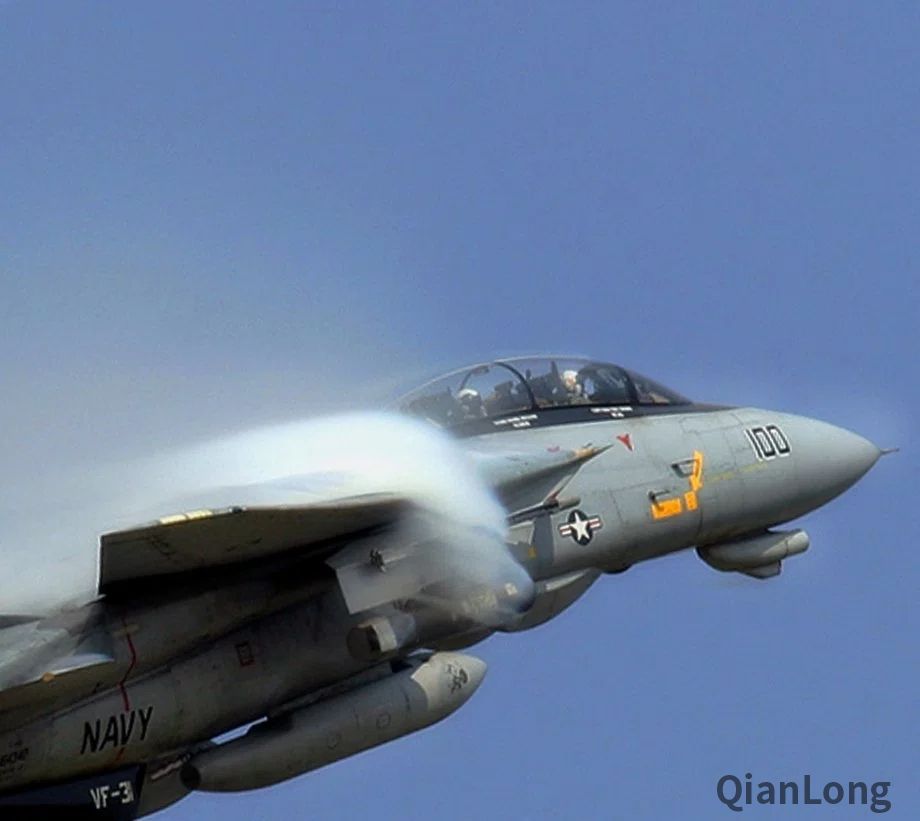 飞行中的f-14"雄猫"战斗机,可以看到其产生的涡流.