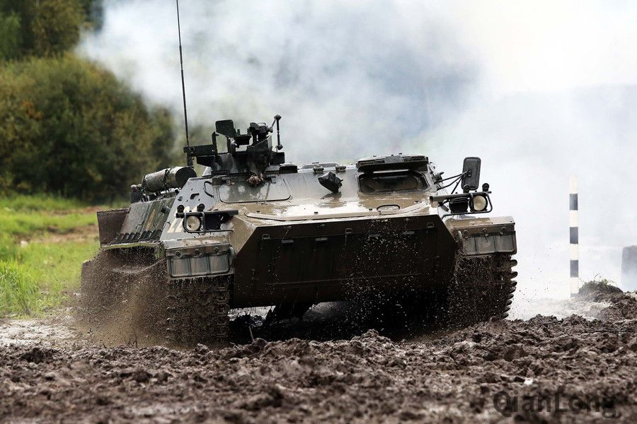 正在比赛中的mt-lb装甲车.