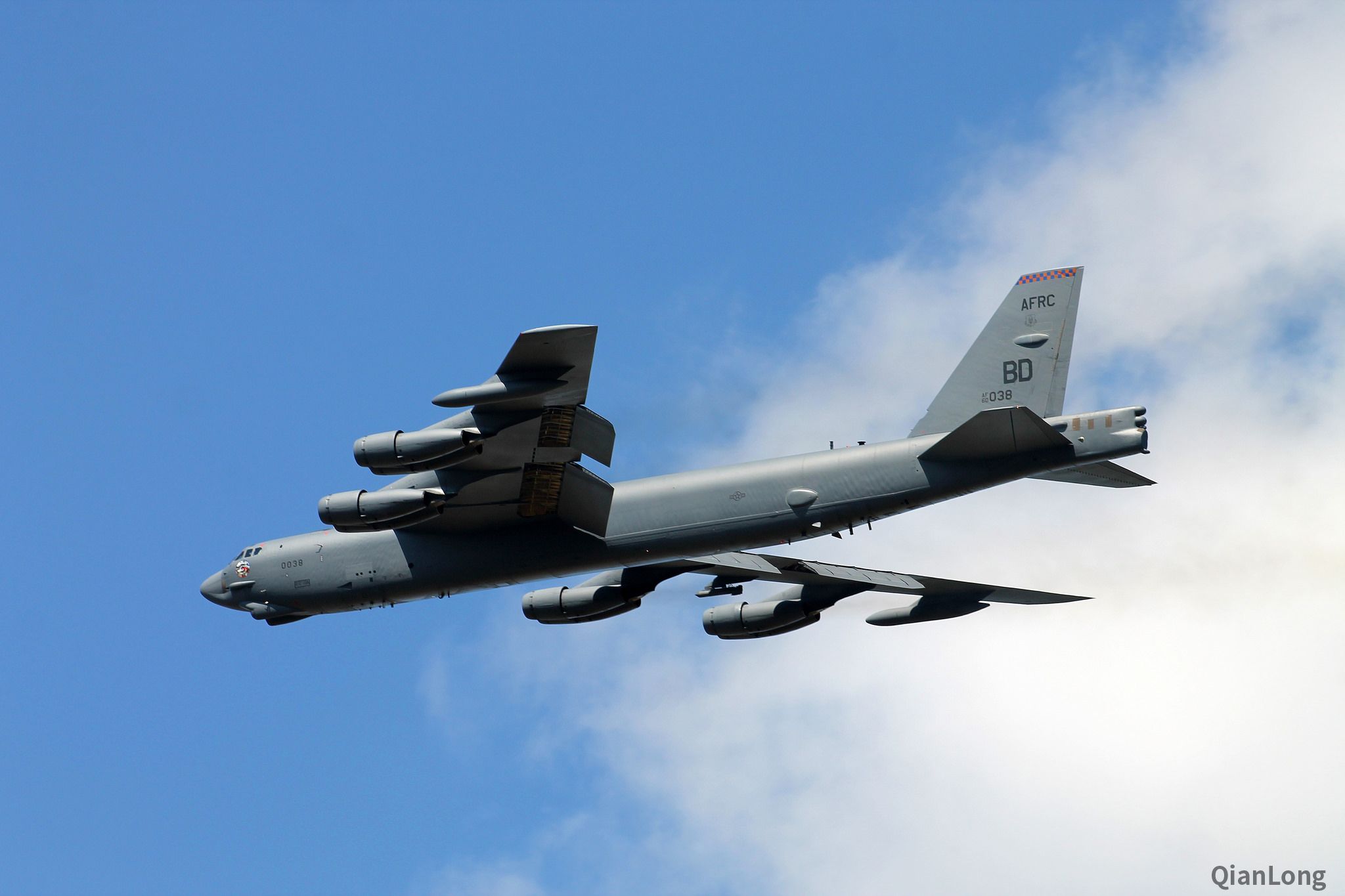 美国b52h轰炸机飞临英国基地看涂装你能想到这型飞机快55岁了吗2