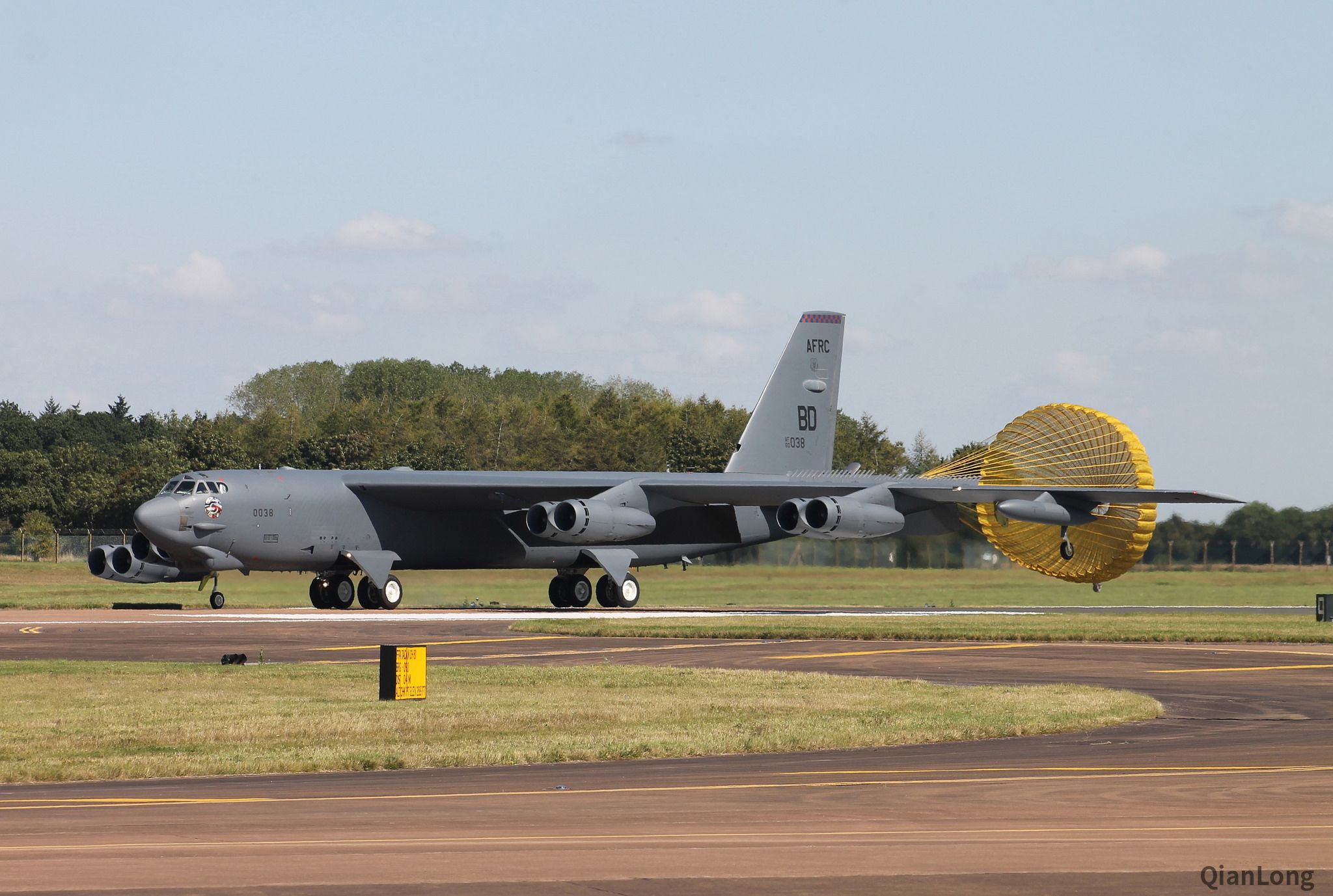 美国b-52h轰炸机飞临英国基地 看涂装你能想到这型飞机快55岁了吗(3)