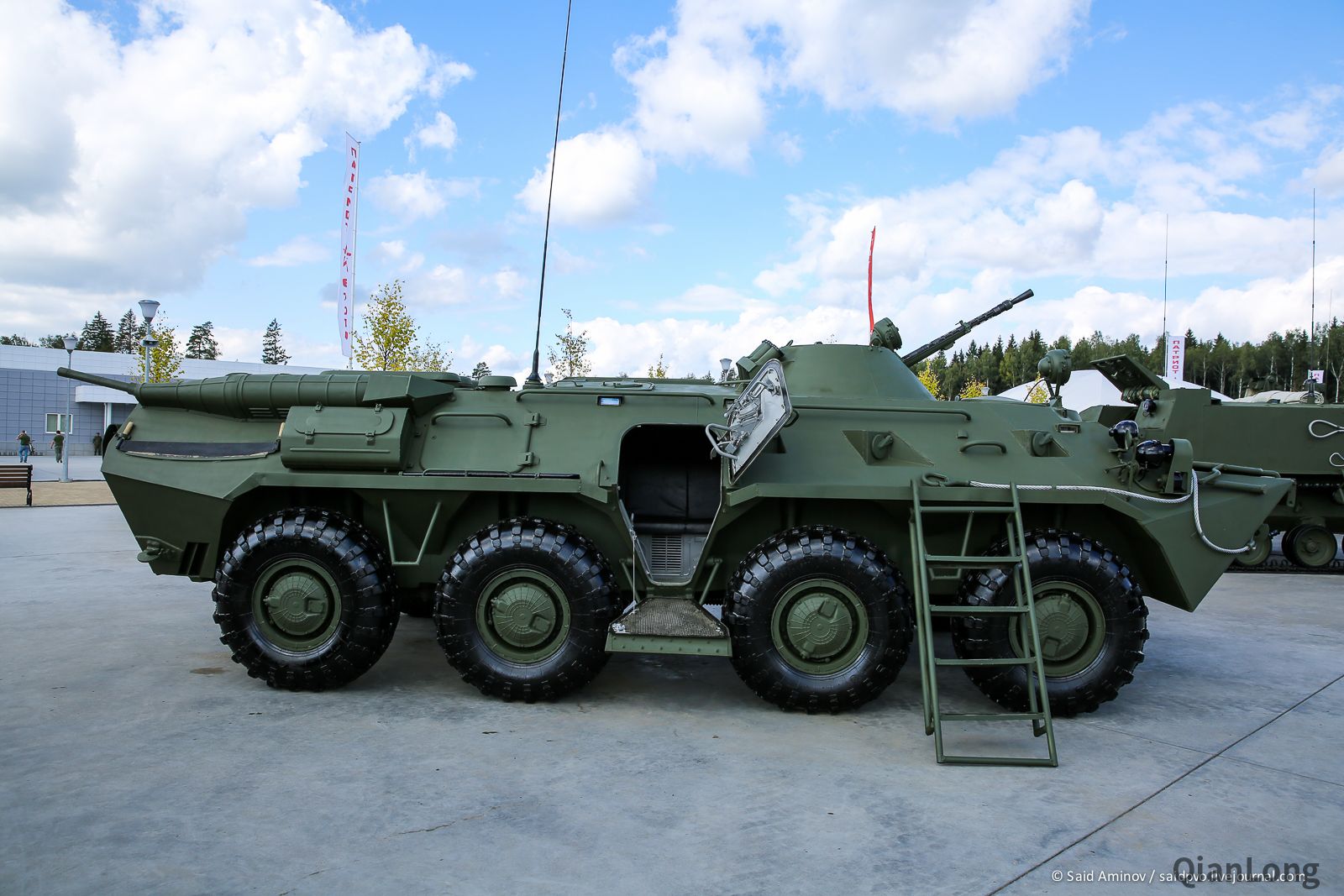 btr-80轮式装甲车.