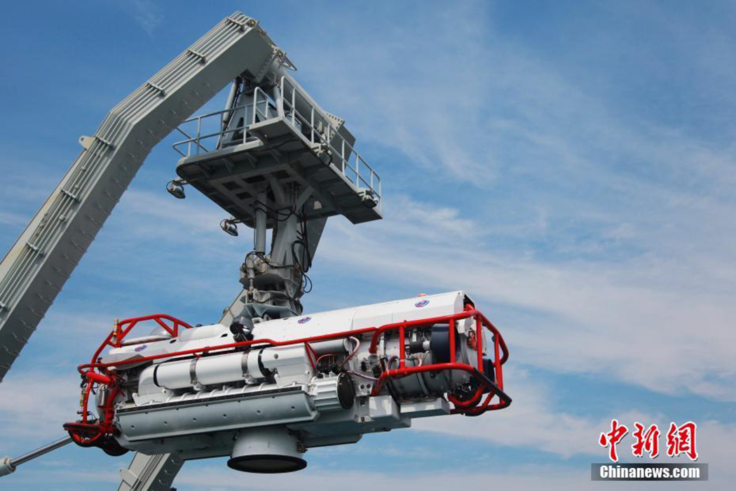 中国海军926型综合援潜救生船长岛船开展援潜救生演练