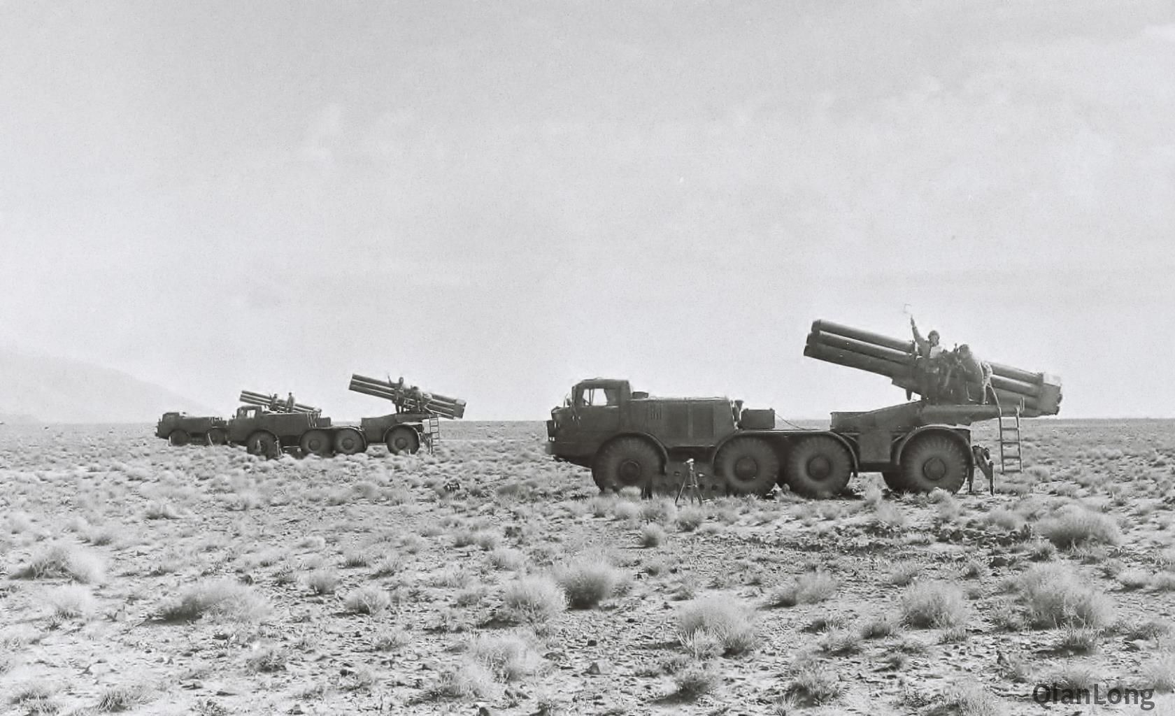 阿富汗,苏联红军第3师下属的第28炮兵营正在进行9k57"飓风"火箭炮(也