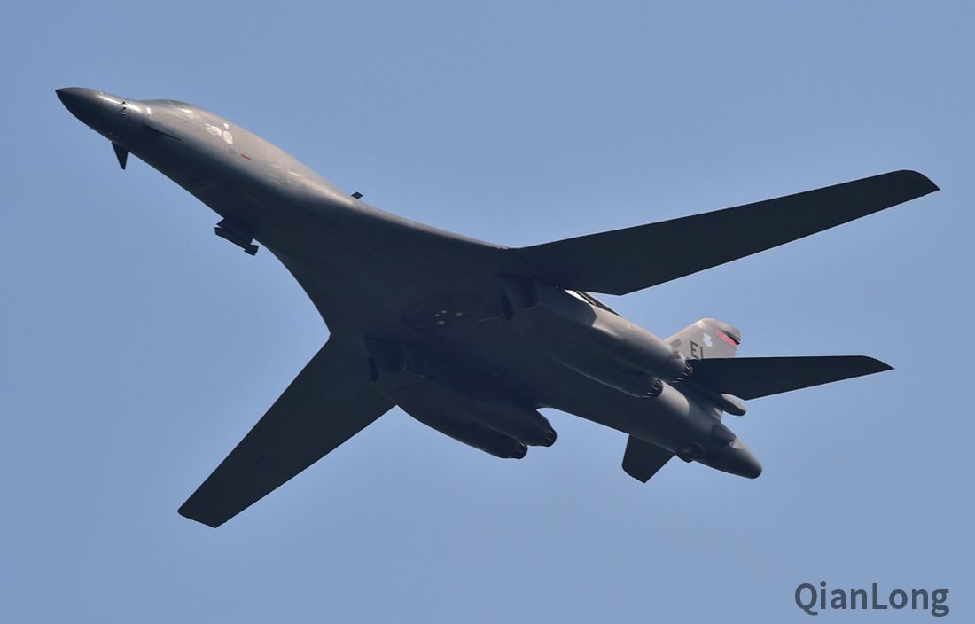当地时间2016年9月13日,韩国平泽市,美国b-1b"枪骑兵"战略轰炸机飞越