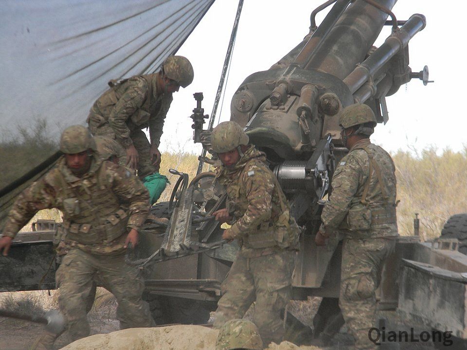 阿根廷陆军第10炮兵群进行射击训练多种迷彩混杂其中