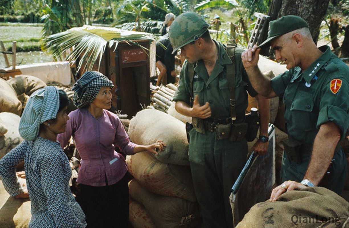 1967年的越南美军在村子里明火执仗无人管7
