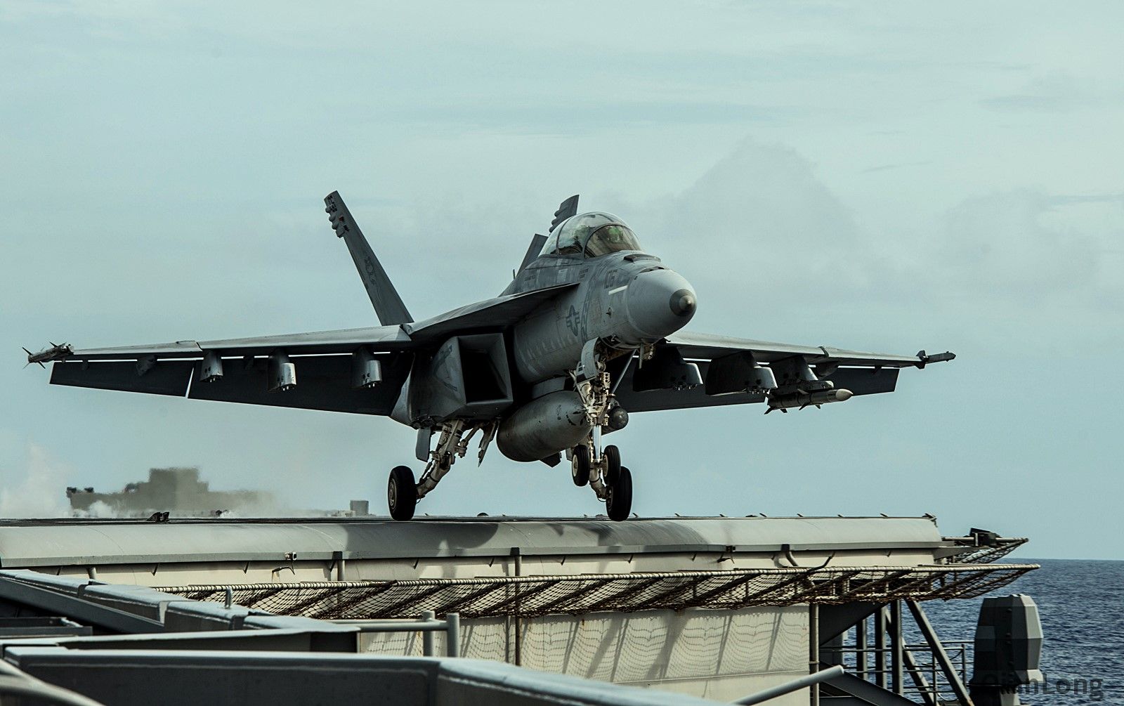 从航母上起飞的f/a-18e"超级大黄蜂"战斗机.