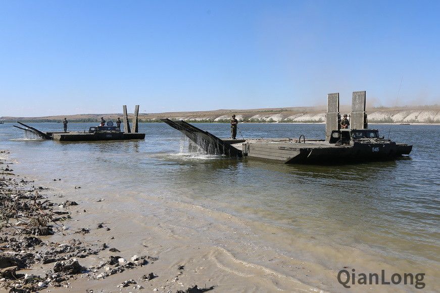 在水面展开中的pmm-2自行舟桥.