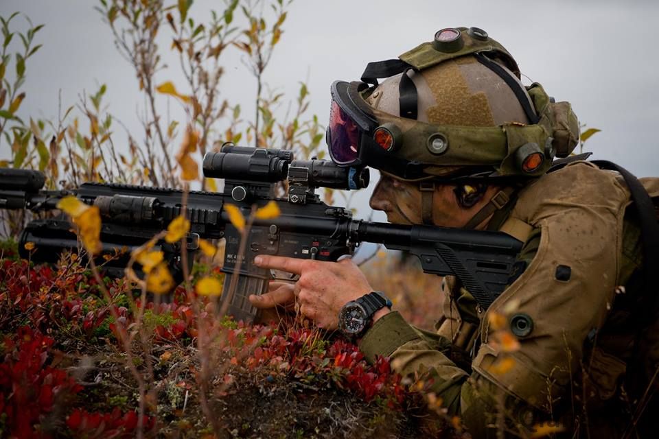 警戒中的挪威步兵,手中使用的步枪是hk416突击步枪.