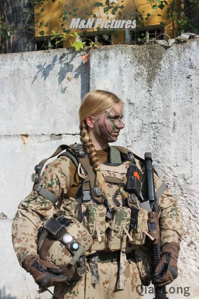 参加演习的德国女兵,脸上涂了油彩.