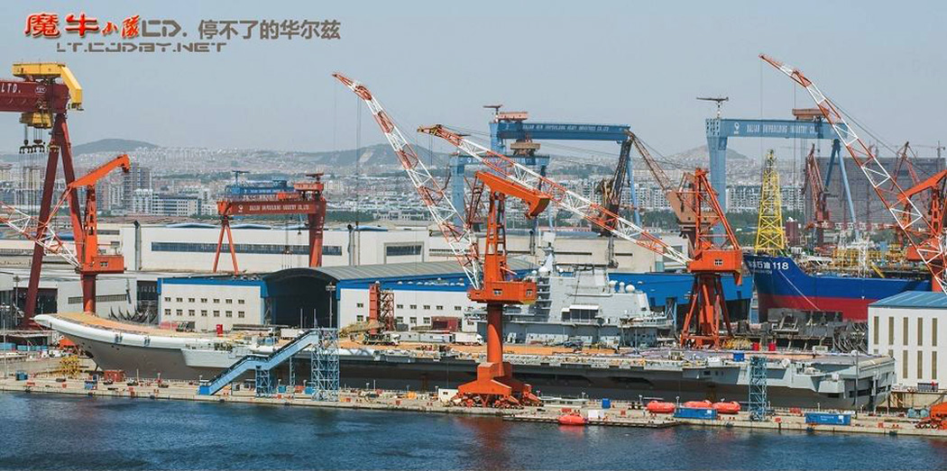 首艘国产001a型航母正在吊装舰岛 整体外形已初步成型(4)