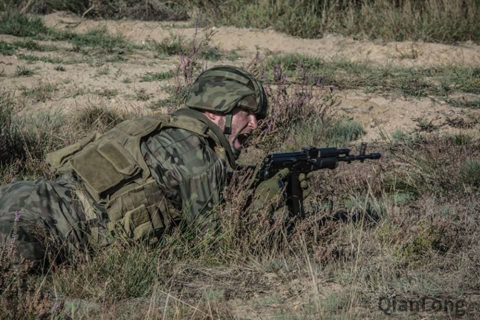 参加演习的波兰士兵,手中的武器是wz.1996"铍"突击步枪.