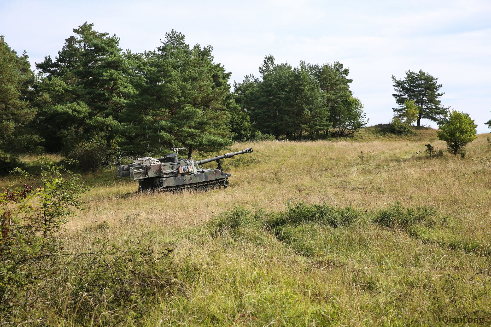 美军m109a6自行榴弹炮进行训练射程不及plz05自行火炮2