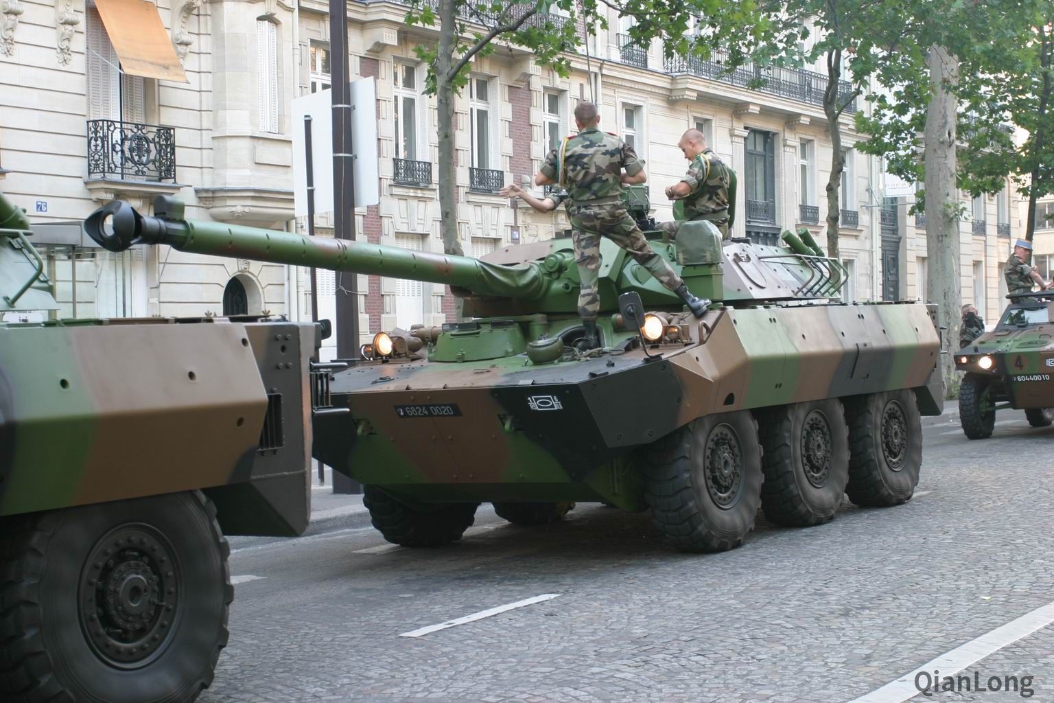 法军计划将这批amx-10rcr轮式突击炮服役到2015-2020年,届