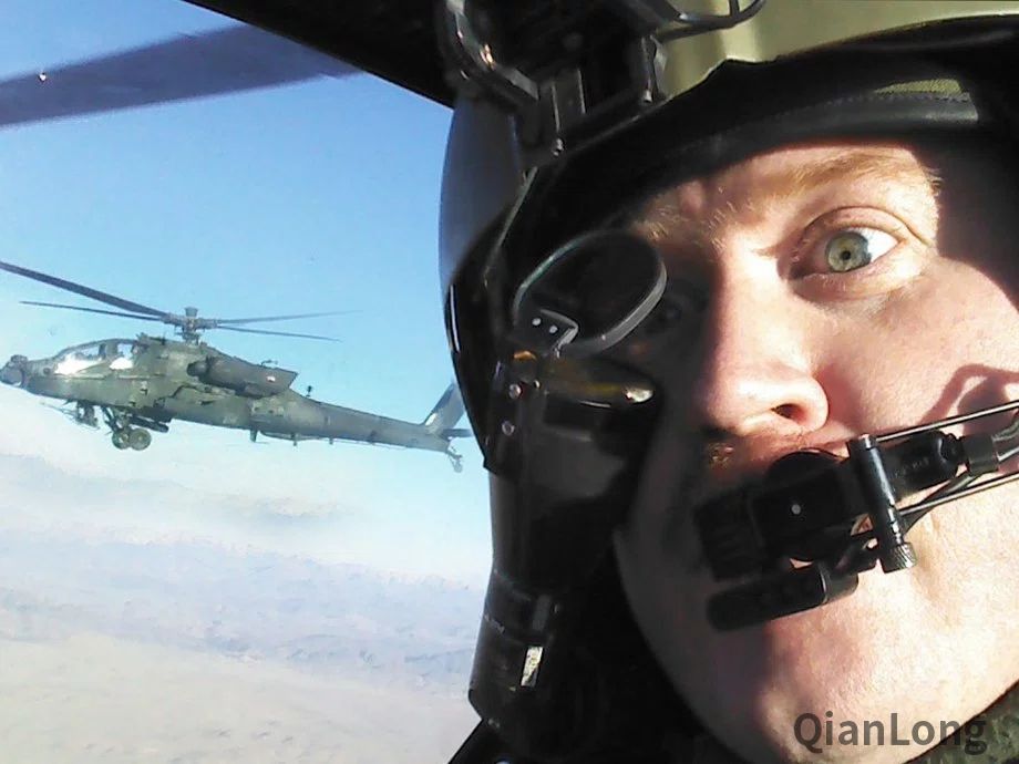 在阿富汗服役的阿帕奇飞行员用手机调戏直升机是常态